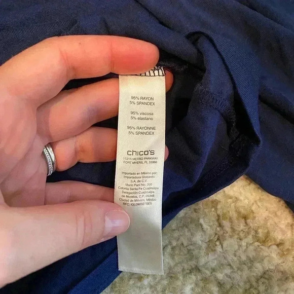 CHICOS NAVY BLUE TOP WITH OPEN DESIGN IN BACK 0 - Picture 4 of 4